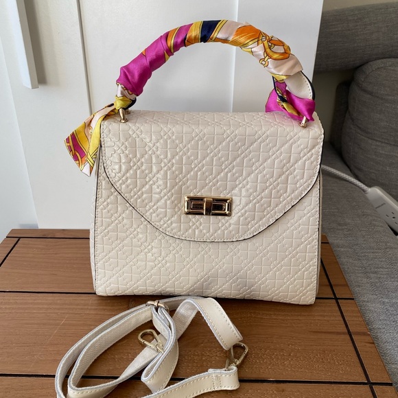 EASTIDE leather cream handbag with removable scarf - Picture 4 of 10